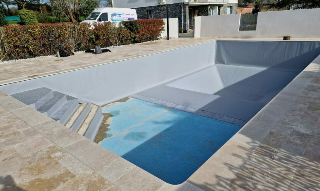 Piscine vide en rénovation