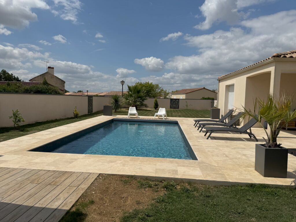 Piscine en béton à Saint-Aubin-la-Plaine