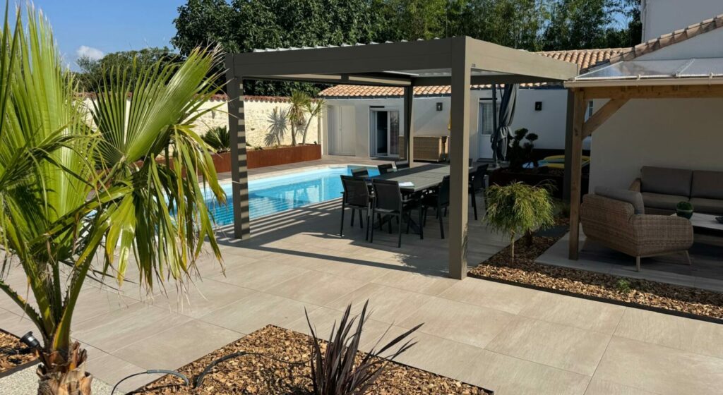 Pergolas à côté d'une piscine