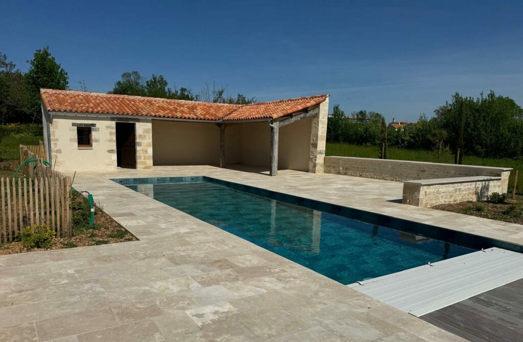 Piscine en béton à Saint-Benoist-sur-Mer